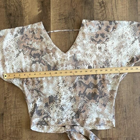 Black Swan mauve snake print dolman sleeve top with back tie XS EUC - Picture 11 of 11